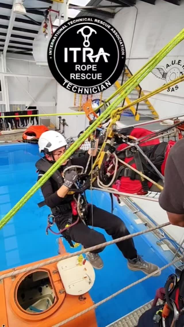 Hay semanas que te recuerdan por qué haces esto.

Esta ha sido una de ellas.

Nuestra compañera Nuria de @en_altura__culturadeseguridad que decidio dar el paso.
Que salio de su zona de confort y se metió de lleno en la formación @internationalitra rescate técnico.

Sin excusas. Con actitud. Con ganas reales de aprender.
Y a su lado, dos técnicos con años de experiencia…

@javi.ciudad y @exc350 

De los que ya han vivido mucho en cuerda.
Pero que siguen aquí. Entrenando. Mejorando. Afinando cada detalle.

Eso es lo que inspira.

Porque no va de niveles.

Va de mentalidad.

Va de querer ser mejor hoy que ayer.

De no conformarse.

De saber que,  alguna vez, alguien puede depender de ti.
Tú compañero, amigo o cualquier persona...

Esto no es solo formación.

Es compromiso. Es evolución. Es equipo.

Y cuando ves eso en un mismo grupo… sabes que estás en el sitio correcto.

Seguimos...😃

#ITRA #RescateTécnico #RopeRescue #roperescue