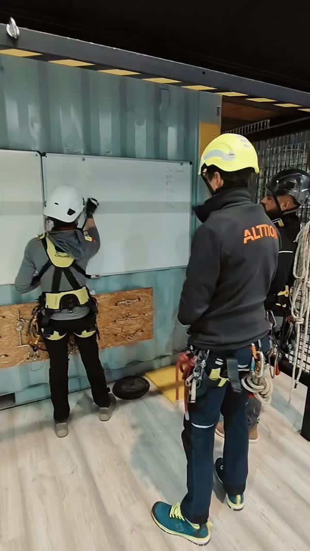 👉 “Menos contacto con la estructura, más control en el rescate.”

 16 min, 10 de altura..

🔹 Skate-Block: eficiencia en rescate técnico en torres eléctricas (Formación ITRA)

Dentro de nuestras formaciones ITRA, trabajamos técnicas específicas para entornos complejos.
El Skate-Block es un sistema de rescate basado en un descenso guiado sobre las propias cuerdas, que permite al rescatador:

Separarse de la estructura

Evitar enganches en la torre durante la maniobra 

Mantener control y estabilidad en todo momento

Este tipo de técnica resulta especialmente útil en torres eléctricas, donde la proximidad a la estructura puede dificultar la evacuación.

El concepto es claro:

👉 que el sistema “deslice” sobre las cuerdas, generando un descenso más limpio y seguro

Nuestro enfoque en formación ITRA:

técnica aplicada, realismo y eficiencia operativa

#itra #itrarescue