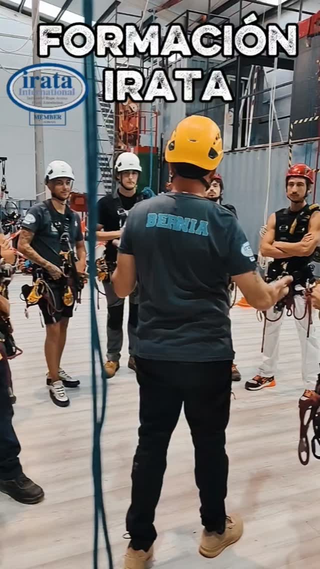 Hay semanas que pueden cambiar tu camino profesional. 🧗‍♂️

La semana pasada vivimos una formación IRATA llena de esfuerzo, aprendizaje y superación. Cada maniobra, cada corrección y cada dificultad ayudaron al grupo a ganar confianza, seguridad y autonomía.

Porque la confianza no aparece de repente: se construye paso a paso, con práctica, constancia y trabajo en equipo.

Después de una semana intensa, todos demostraron que estaban preparados para dar el siguiente paso y superaron con éxito su evaluación. 👏

Gracias por confiar en Bernia Formación y por compartir este camino con nosotros.