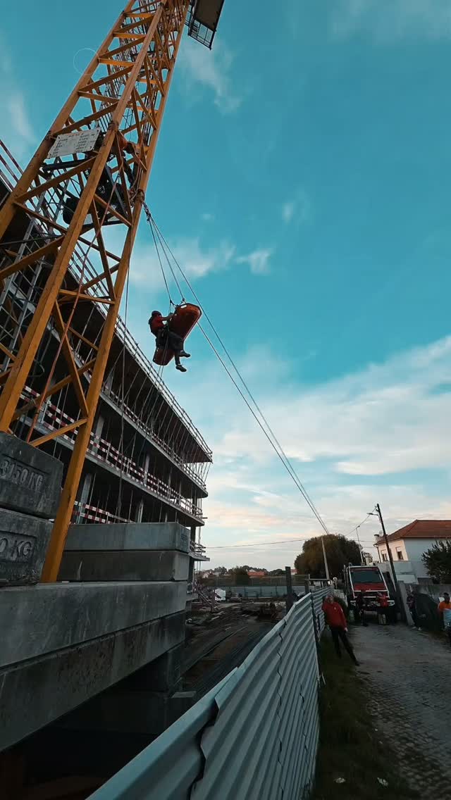 🌍 ITRA CONGRESS 2026 | DÍA 1
Ayer comenzo en Oporto un acontecimiento histórico: el primer congreso internacional presencial de ITRA dedicado exclusivamente al rescate técnico.

Profesionales, instructores, evaluadores, bomberos y especialistas de diferentes países nos reunimos con un mismo propósito: compartir conocimientos y construir juntos el futuro del rescate técnico.

Este encuentro demuestra la importancia de avanzar hacia unos estándares de competencia comunes que permitan trabajar con mayor seguridad, calidad y reconocimiento internacional.

Creemos firmemente en esta visión: aprender, colaborar y seguir creciendo como comunidad y la experiencia compartida nos hace mejores.
