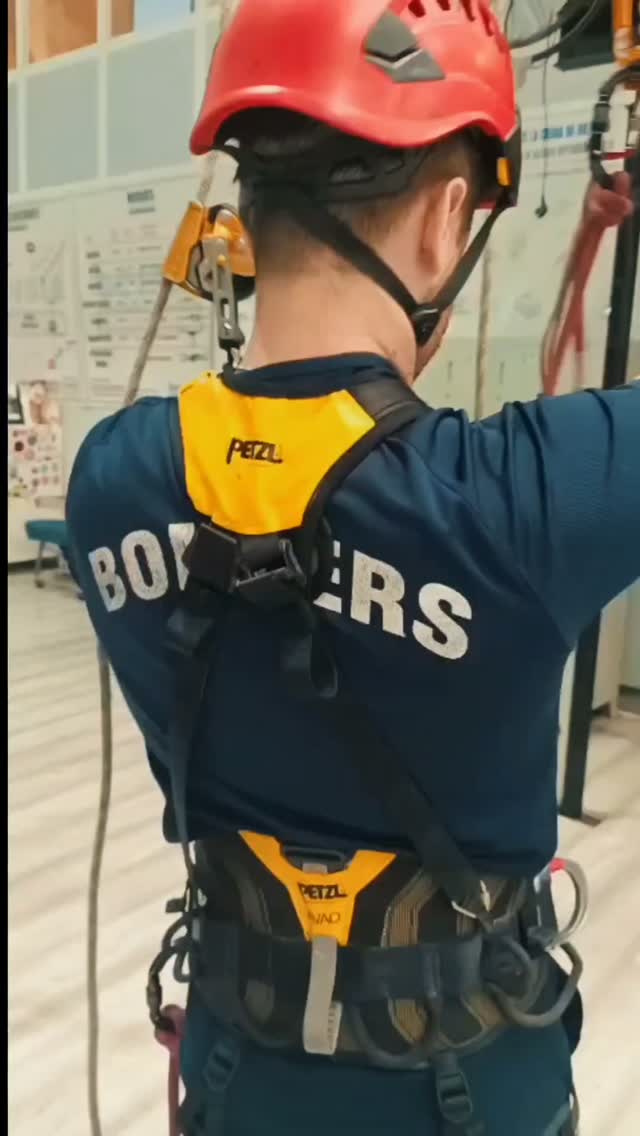 Esta semana hemos completado una formación de @internationalitra Rope Rescue Nivel 1.

Un primer paso para conocer los equipos, trabajar con seguridad y comenzar a colaborar en maniobras de rescate técnico bajo la dirección de personal cualificado.

El Nivel 1 es también el inicio de una progresión basada en el entrenamiento, el criterio y la comprensión de cada maniobra.

Enhorabuena a todos los participantes y, especialmente, gracias a @falckspain por confiar en nosotros para la formación de su equipo.

La formación comienza con una base. La experiencia se construye entrenando.

#ITRA #ropeRescue #technicalrescue #rescaterecnico rescateenaltura