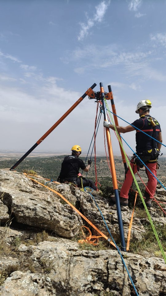 Ayer tuvimos la oportunidad de compartir una jornada práctica junto a profesionales de las emergencias.
GRA Bomberos Albacete (Ayuntamiento)
@bomberosalbacetegra
SEPEI Diputación de Albacete
@bomberosab
Bomberos de Cuenca
@ayuntamientodecuenca

La actividad estuvo centrada en el empleo de puntos elevados artificiales mediante sistemas como TerrAdaptor y Vector, analizando cómo estas configuraciones pueden mejorar la eficiencia y la seguridad en maniobras de rescate complejas.

Durante la jornada trabajamos diferentes escenarios prácticos:

✅ Instalación y utilización de trípodes y bípodes.
✅ Uso de puntos elevados para facilitar evacuaciones y superar obstáculos.
✅ Maniobras de paso de 90° y gestión de cambios de dirección de carga.
✅ Movimientos de camilla en terrenos inclinados y accidentados.
✅ Técnicas de progresión y evacuación adaptadas a distintos entornos.

Uno de los objetivos de estas jornadas es dar a conocer metodologías y estándares internacionales como ITRA, específicamente desarrollados para equipos de rescate y emergencias, así como acercar a los profesionales las técnicas y equipos que actualmente están marcando la evolución del rescate técnico.

Más allá de la tecnología o de las maniobras, el verdadero valor está en reunir a profesionales con experiencia diversa para compartir conocimientos, contrastar procedimientos y seguir mejorando nuestra capacidad de respuesta.

La experiencia se multiplica cuando se comparte. Gracias a todos los participantes por vuestra implicación y generosidad profesional.

#RescateTecnico #RopeRescue #TechnicalRescue #Bomberos #ITRA