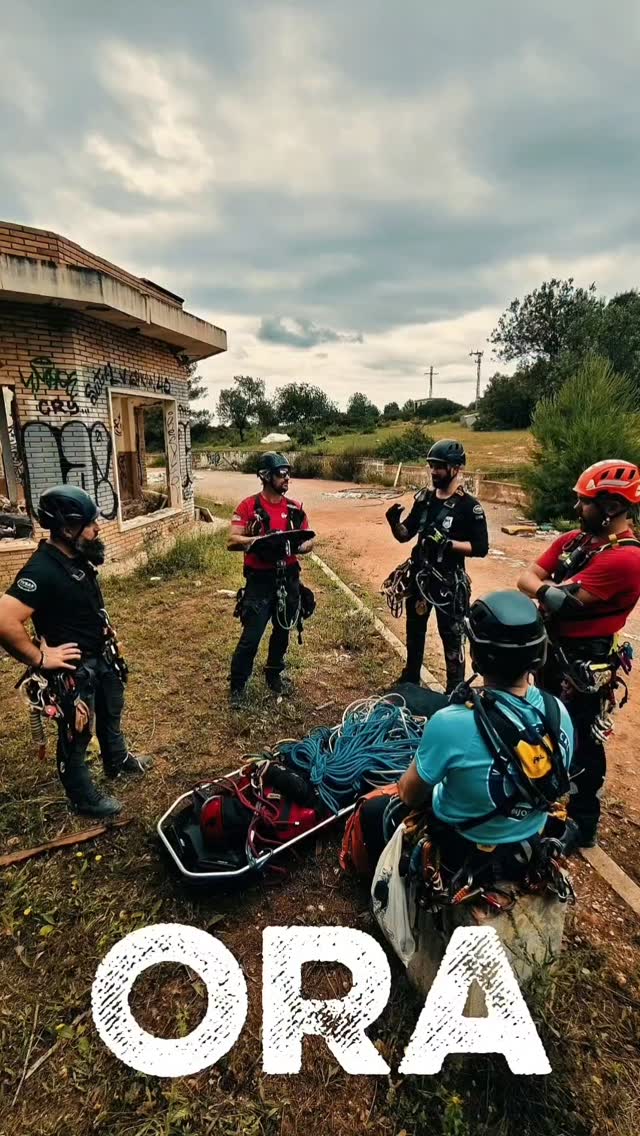 La semana pasada tuvimos la oportunidad de participar en la formación ORA – Operational Risk Assessment  de @elevatedsafetyeurope En @ivsas_spain

Una formación especialmente interesante enfocada en la evaluación operacional de riesgos aplicada a operaciones de rescate y acceso por cuerda.

El enfoque ORA nos ha permitido profundizar en aspectos clave como: 

• análisis continuo del riesgo
• redundancias y sistemas de seguridad
• toma de decisiones en situaciones degradadas
• comprensión de fuerzas y comportamiento de sistemas
• gestión del equipo bajo situaciones de estrés operativo, una parte muy interesante... Te pone realmente fuera de tu zona confort...

Creemos firmemente que la formación continua es una parte fundamental para seguir evolucionando como instructores y profesionales del rescate técnico.

Este tipo de metodologías aportan herramientas muy valiosas que podemos adaptar y aplicar en nuestras formaciones de rescate industrial e ITRA, mejorando la comprensión de los procedimientos, la seguridad operativa y la capacidad de análisis durante las maniobras.

Gracias al equipo de Elevated Safety Europe y a su instructor @ricoruzz . por compartir experiencia, visión y una forma muy interesante de entender la gestión del riesgo en operaciones técnicas.

#elevatedsafety #operationalriskassessment #ORA