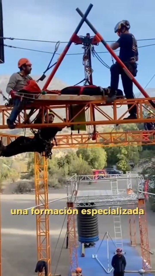 🇨🇱 ¡Nos vamos a Chile!

Desde Bernia Verticales apoyamos a Seguridad Vertical en la promoción del próximo curso de AHD de @elevatedsafetyeurope  dedicado al montaje y uso de puntos elevados artificiales para acceso y rescate con cuerdas.

Basi Gálvez participará como instructor de Elevated Safety junto a @ricoruzz , compartiendo conocimientos y experiencia durante tres días de formación presencial.

Una oportunidad para comprender cómo actúan las fuerzas, practicar diferentes configuraciones y mejorar la toma de decisiones en rescate.

📅 Del 30 de noviembre al 2 de diciembre de 2026. 📍 Cajón del Maipo, Chile. 👥 Curso limitado a 12 participantes.

Gracias a Seguridad Vertical por impulsar esta formación. ¡Nos vemos en Chile! 🤝

📩 Información e inscripciones directamente con @seguridad_vertical_rescate

#BerniaVerticales #SeguridadVertical #ElevatedSafety #AHD #RescateConCuerdas Chile