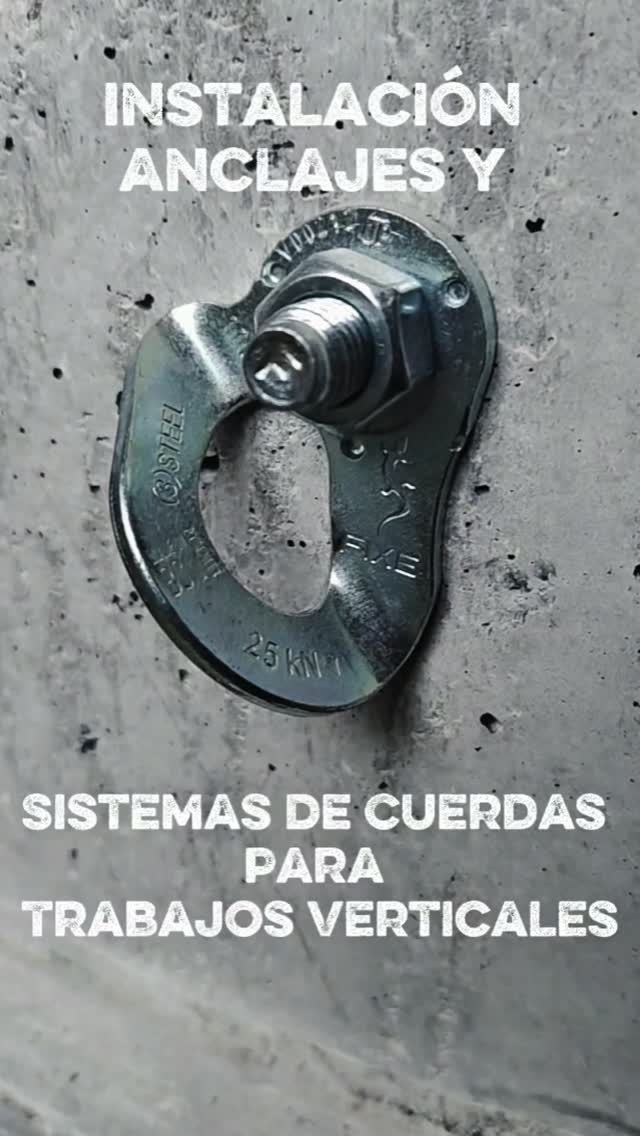 INSTALACIÓN Y SELECCIÓN DE ANCLAJES & DESARROLLO DE CABECERAS PARA TRABAJOS VERTICALES

Más de 36 ediciones. Experiencia real convertida en formación.

Esta formación nace de más de 10 años de experiencia profesional en acceso por cuerda y más de 15 años vinculados a la escalada, el equipamiento y reequipamiento de vías y la instalación de sistemas de cuerda.

No se trata únicamente de aprender a instalar un anclaje.

El objetivo es que el técnico aprenda a analizar, seleccionar y decidir dónde y cómo realizar una instalación, teniendo en cuenta el soporte, las cargas, la dirección de trabajo y las necesidades reales de la maniobra.

Durante la formación trabajamos de manera principalmente práctica:

Selección y ubicación de anclajes.

Anclajes mecánicos, químicos, fijos y removibles.

Instalación sobre diferentes soportes y estructuras.

Desarrollo y configuración de cabeceras.

Reparto y dirección de cargas.

Instalación y configuración de sistemas de cuerdas.

Elección de soluciones según el entorno de trabajo.

Identificación de instalaciones incorrectas o poco eficientes.

Planificación de la instalación pensando en acceso, trabajo y rescate.

Después de más de 36 ediciones, nuestra metodología tiene un objetivo muy claro:

No enseñamos a copiar instalaciones. Enseñamos a comprenderlas, diseñarlas y tomar decisiones.

Queremos que cada técnico termine la formación con el criterio necesario para enfrentarse a una estructura, analizarla y decidir dónde instalar, qué anclaje seleccionar y cómo desarrollar una cabecera y un sistema de cuerdas seguro, eficiente y adaptado al trabajo.

Una formación especializada creada desde la experiencia real en trabajos verticales y desarrollada durante años de práctica, formación y evolución técnica.

36+ ediciones | Formación especializada | Experiencia de campo | Aplicación práctica

Más info 📧 info@berniaverticales.com